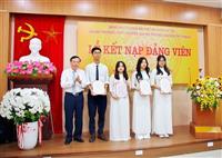 4 học sinh xuất sắc của trường THPT Chuyên Sư Phạm vinh dự được kết nạp Đảng