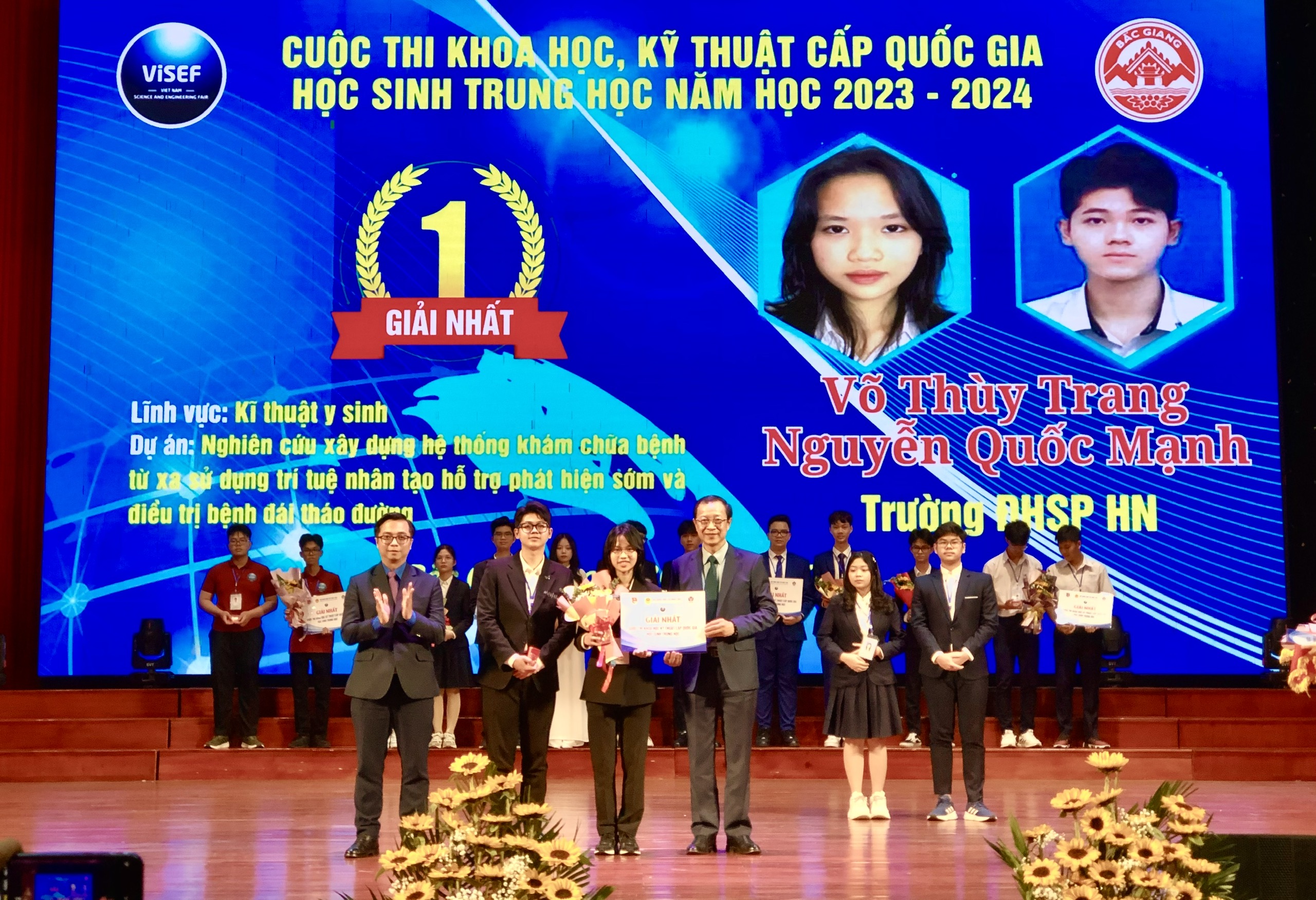 Thứ trưởng Bộ GD&ĐT Phạm Ngọc Thưởng (bên phải) trao giải Nhất. 